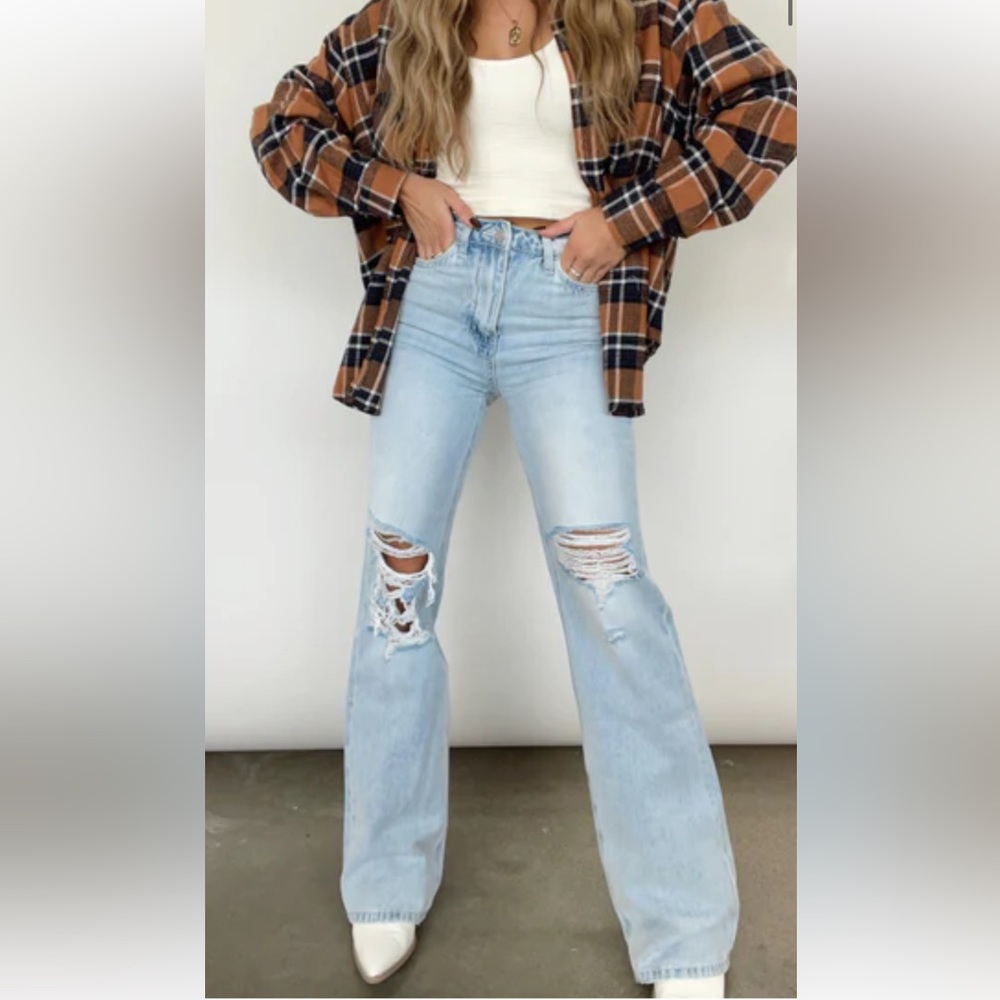 Light wash 90’s flare jeans